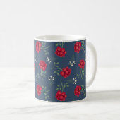Rote Rosen über Slate Blue Oversified Calico Kaffeetasse (VorderseiteRechts)