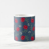 Rote Rosen über Slate Blue Oversified Calico Kaffeetasse (Mittel)