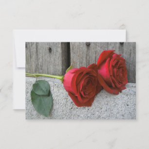 Rote Rosen und Barnwood-Hochzeit retten das Datum Save The Date