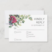Rote Rosen und Eukalyptus Floral Wedding RSVP Karte (Vorderseite)