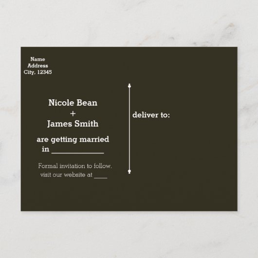 Rote Rosen und Gipskraut Save the Date auf Holz Ankündigungspostkarte (Rückseite)