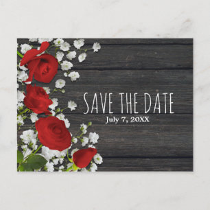 Rote Rosen und Gipskraut Save the Date auf Holz Ankündigungspostkarte