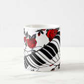 Rote Rosen und Klaviertasten, Blickfang! Kaffeetasse (Mittel)
