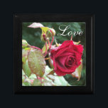 Rote Rosen und Liebe Trinkbox Geschenkbox<br><div class="desc">Diese individuell gestaltbare Schmuckbox hat einen Haufen tropfender nasser rote Rosen, und das Wort "Liebe" darauf, was es zu einer idealen Hochzeitsfeier oder Jubiläumsfeier für die Aufbewahrung eines besonderen Geschenks machen würde, oder gelassen, es sei das Geschenk für Ihre besondere Person, wertvolle Erinnerungen oder Schmuck in sich zu verwahren. Der...</div>