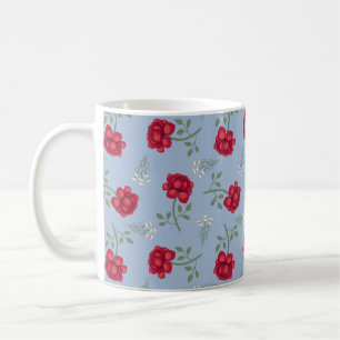 Rote Rosen zu Pale Blue Oversified Calico Kaffeetasse