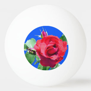 rote Rosenblume und grüne Blätter in Blau Tischtennisball