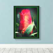 Rote Rosenknospe-Blume mit gelben Highlights Leinwanddruck (Insitu (Holzboden))