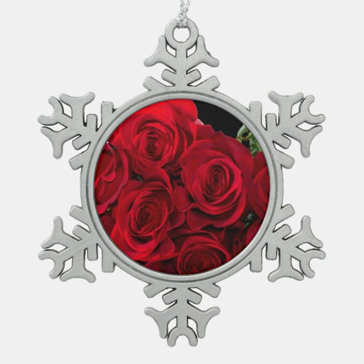 Rote Rote Rose Schneeflocken Zinn-Ornament (Vorderseite)