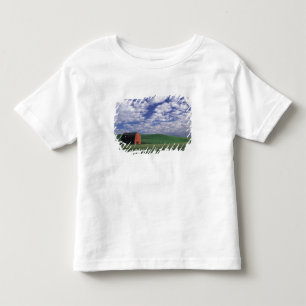 Rote Scheune auf Weizen- und Gerstenfeld in Whitma Kleinkind T-shirt