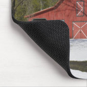 Rote Scheune im Winter Mousepad (Ecke)