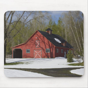 Rote Scheune im Winter Mousepad