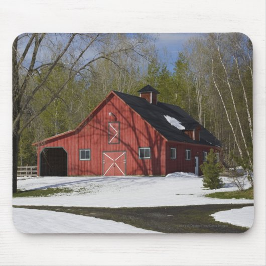 Rote Scheune im Winter Mousepad (Vorne)