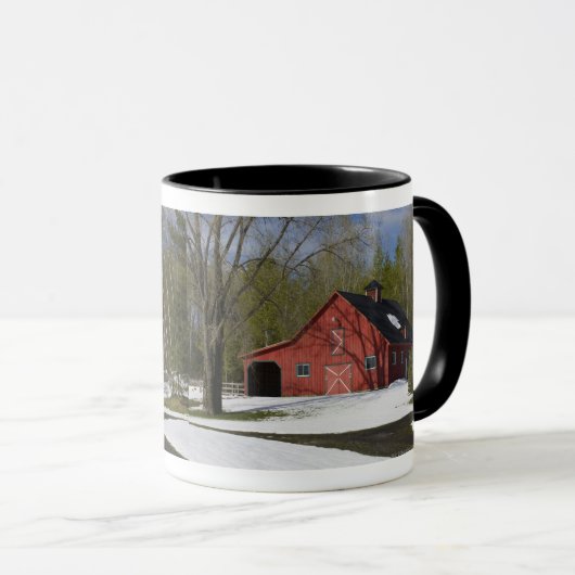 Rote Scheune im Winter Tasse (VorderseiteRechts)
