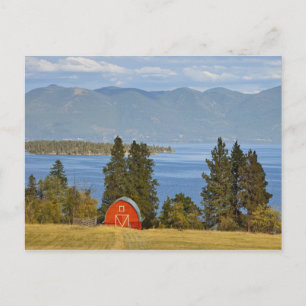 Rote Scheune liegt entlang der landschaftlich schö Postkarte