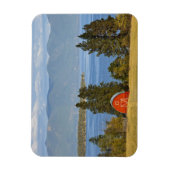 Rote Scheune sitzt am landschaftlichen Flathead La Magnet (Vertikal)