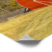 Rote Scheune sitzt am landschaftlichen Flathead La Poster (Ecke)