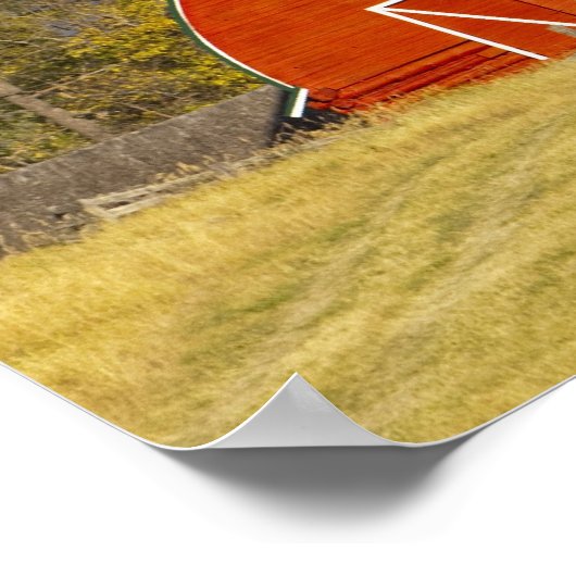 Rote Scheune sitzt am landschaftlichen Flathead La Poster (Ecke)