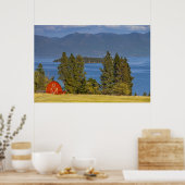 Rote Scheune sitzt am landschaftlichen Flathead La Poster (Küche)