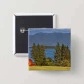 Rote Scheune sitzt entlang landschaftlichem Button (Vorne & Hinten)