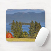 Rote Scheune sitzt entlang landschaftlichem Mousepad (Mit Mouse)