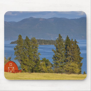 Rote Scheune sitzt entlang landschaftlichem Mousepad