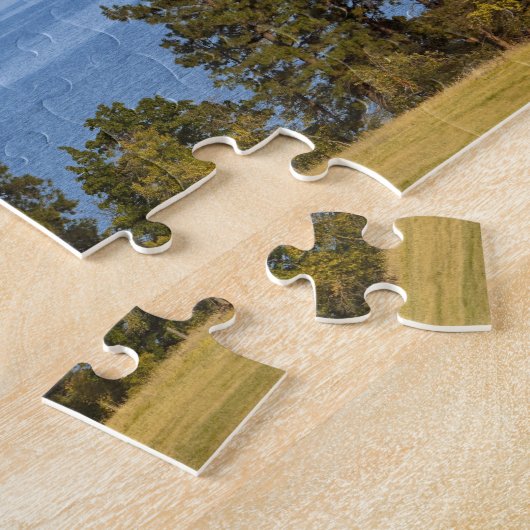 Rote Scheune sitzt entlang landschaftlichem Puzzle (Seite)