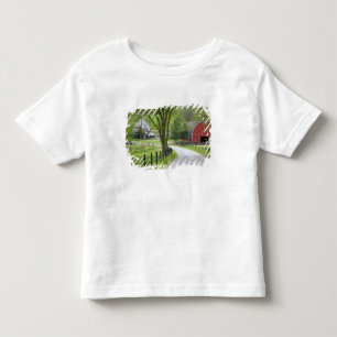 Rote Scheune und Bauernhaus bei Berlin, Ohio. Kleinkind T-shirt