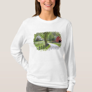 Rote Scheune und Bauernhof bringen nahe Berlin, T-Shirt