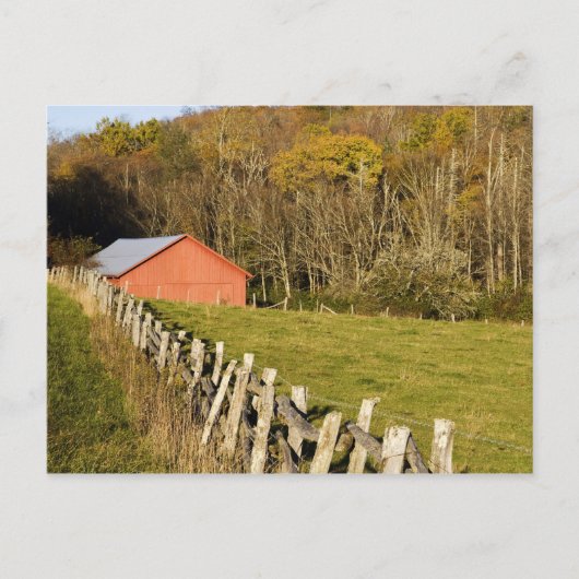 Rote Scheune und Fencerow entlang des Blue Ridge Postkarte (Vorderseite)