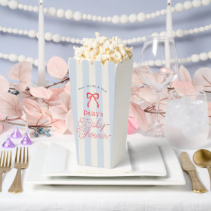 Rote Schleife und blassblaue Streifen Baby Shower  Geschenkschachtel
