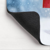 Rote Schneeschaufel in tiefem Schnee Mousepad (Ecke)