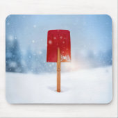 Rote Schneeschaufel in tiefem Schnee Mousepad (Vorne)