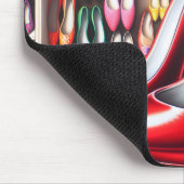 Rote Schuhe im Schrank Mousepad (Ecke)