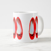 Rote Schuhe Jumbo-Tasse (Vorderseite Rechts)