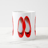 Rote Schuhe Jumbo-Tasse (Vorderseite)