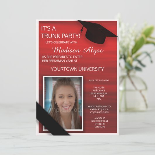 Rote Schwarz-weiße Uni Trunk Party Foto Einladung (Stehend Vorderseite)