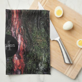 Rote schwarze Baummosse Holzrinde Monogram Geschirrtuch (Viertel Falte)