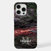 Rote schwarze Baummosse Holzrinde Monogram iPhone Hülle (Rückseite)