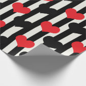 Rote schwarze Herzen auf Schwarz-weißen Streifen Geschenkpapier (Ecke)