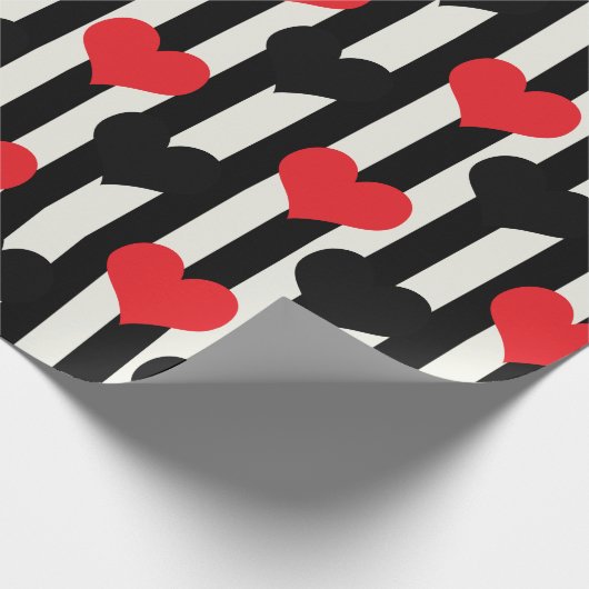 Rote schwarze Herzen auf Schwarz-weißen Streifen Geschenkpapier (Ecke)