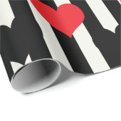 Rote schwarze Herzen auf Schwarz-weißen Streifen Geschenkpapier (Rolleneckpunkt)