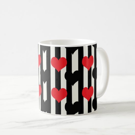 Rote schwarze Herzen auf Schwarz-weißen Streifen Kaffeetasse (VorderseiteRechts)