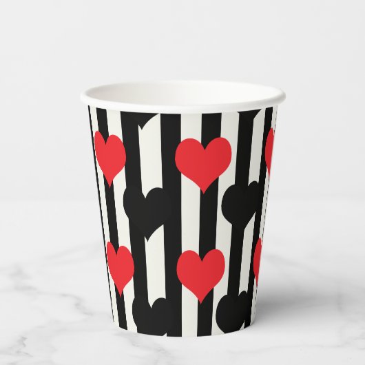 Rote schwarze Herzen auf Schwarz-weißen Streifen Pappbecher (Rückseite)