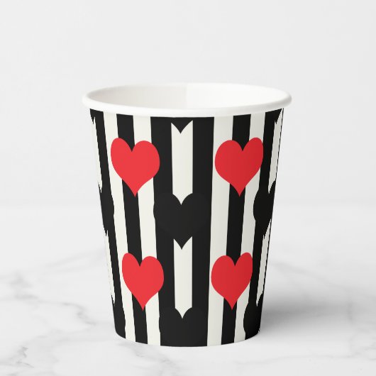 Rote schwarze Herzen auf Schwarz-weißen Streifen Pappbecher (Links)