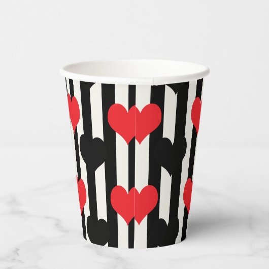 Rote schwarze Herzen auf Schwarz-weißen Streifen Pappbecher (Rechts)