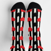 Rote schwarze Herzen auf Schwarz-weißen Streifen Socken (Oben)