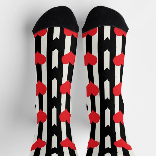 Rote schwarze Herzen auf Schwarz-weißen Streifen Socken (Oben)