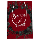 Rote Schwarze Rose Gothic Wedding Mittlere Geschenktüte (Vorderseite)