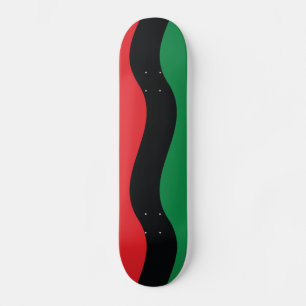 Rote, schwarze u. grüne Flagge Skateboard