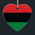 Rote, Schwarze und Grüne Flagge Keramikornament<br><div class="desc">Die 3 panafrikanischen Farben auf der Fahne repräsentieren: rot: das Blut, das alle Menschen der schwarzen afrikanischen Herkunft vereint und zur Befreiung vergießt; SCHWARZ: Schwarze Menschen, deren Existenz als Nation, wenn auch nicht als Nation-Staat, durch die Existenz der Fahne bestätigt wird; und GRÜNE: der üppige natürliche Reichtum Afrikas. Vintage Alte...</div>
